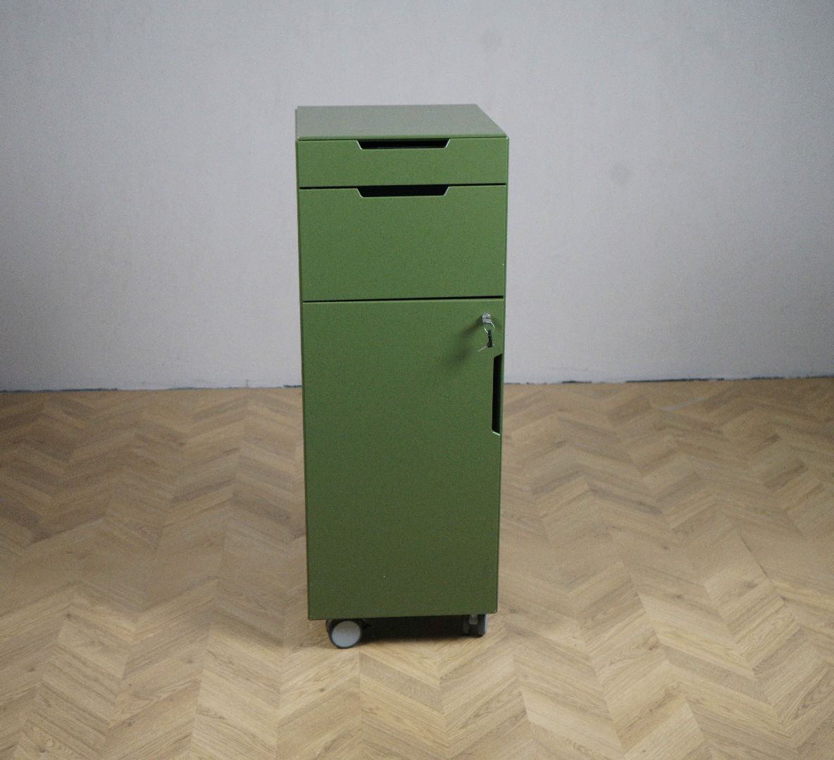 Caddie Modul personaleskab på hjul i mørkegrøn med smal skuffe, pennebakke og aflåseligt skab – kompakt og mobil opbevaringsløsning til kontoret.